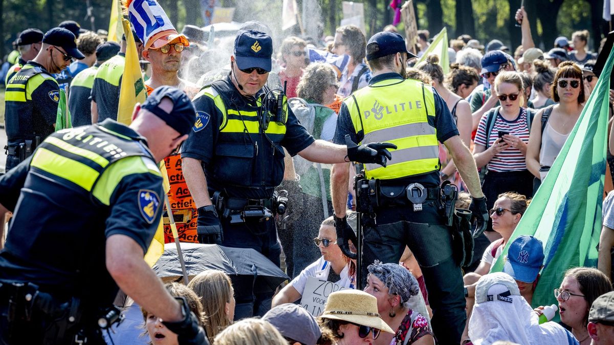 Nizozemská policie zadržela tisíce klimaaktivistů sedících na dálnici v Haagu